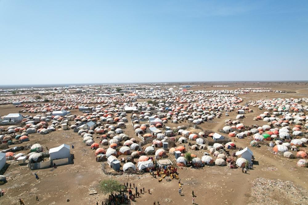 Une vue aérienne montre les camps de déplacés dans le quartier de Wadajir, à Baidoa, en Somalie. Baidoa accueille plus d’un demi-million de personnes déplacées. Décembre, 2025 © Yahya Mohammed/MSF