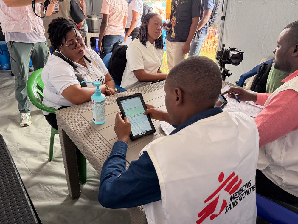 Des employés MSF collectent des informations auprès des personnels de première ligne venus se faire vacciner lors de l'évènement de lancement de l'étude BRAVO au laboratoire provincial de santé publique de Bunia. RDC, septembre, 2026 © Kristen Poels/MSF