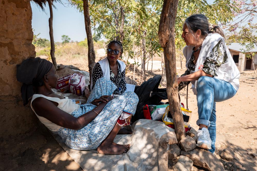 Aida Mailosi, allongée à l'ombre de sa maison, reçoit l'équipe de soins palliatifs de MSF à Lirangwe, dans le district de Blantyre. Pour se rendre à l'hôpital central Queen Elizabeth, elle devait autrefois quitter son village vers 4 heures du matin, en moto puis en bus, malgré ses plaies. © Jérémy Lempin juillet 2026