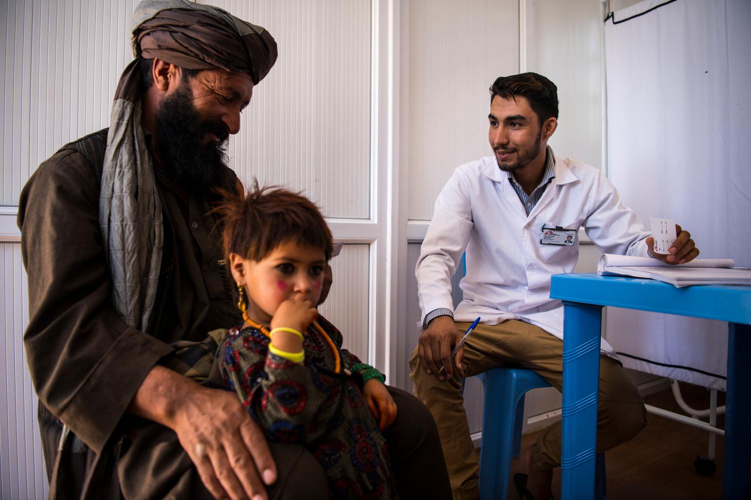Une consultation à la clinique de MSF en périphérie de la ville de Hérat. Afghanistan, août 2019.  