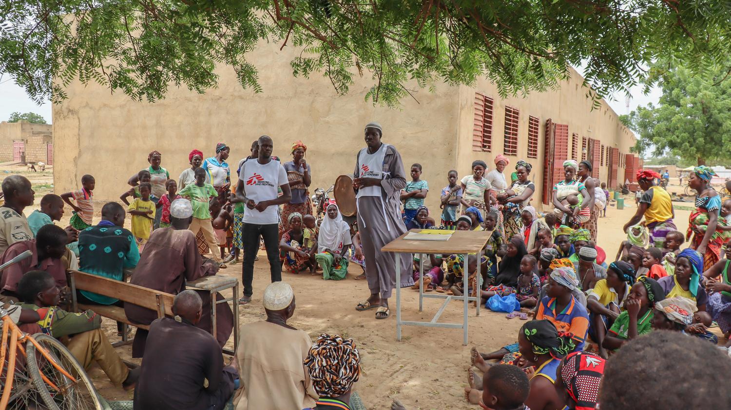 Peu après l&#039;arrivée de personnes déplacées internes, les équipes MSF organisent, dans différents sites, des sessions de sensibilisation sur la transmission des maladies. Barsalogho, Burkina Faso. Septembre 2019. 