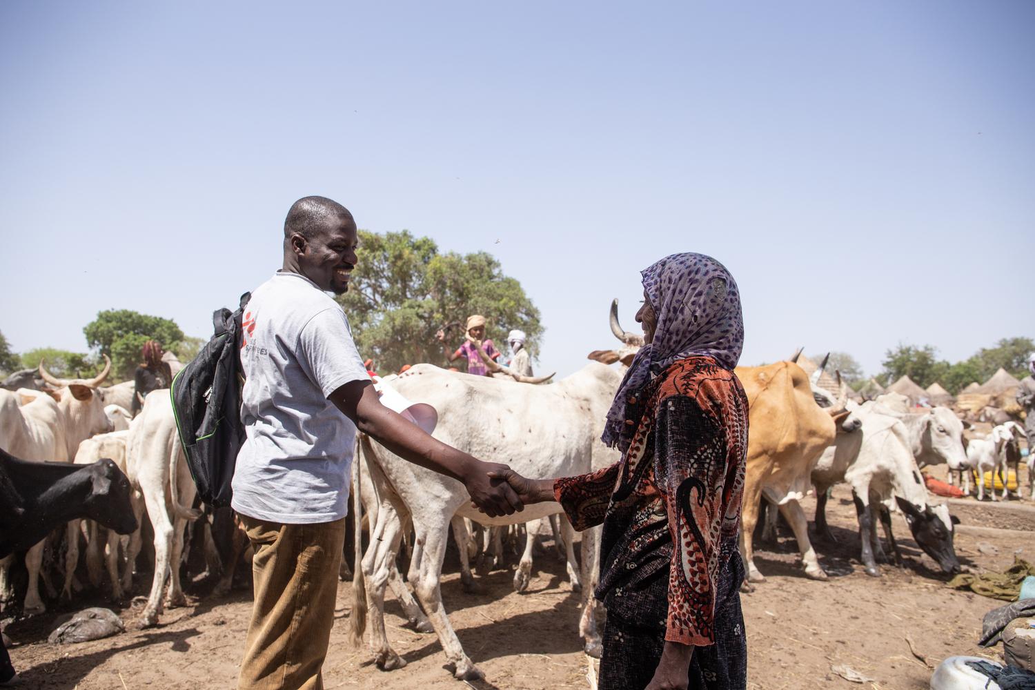 A member of MSF’s Chad Emergency Response Unit informs a nomad woman of the arrival of our measles vaccination teams in the outskirts of Djouna, Am Timan district. Chad, April 2019. 