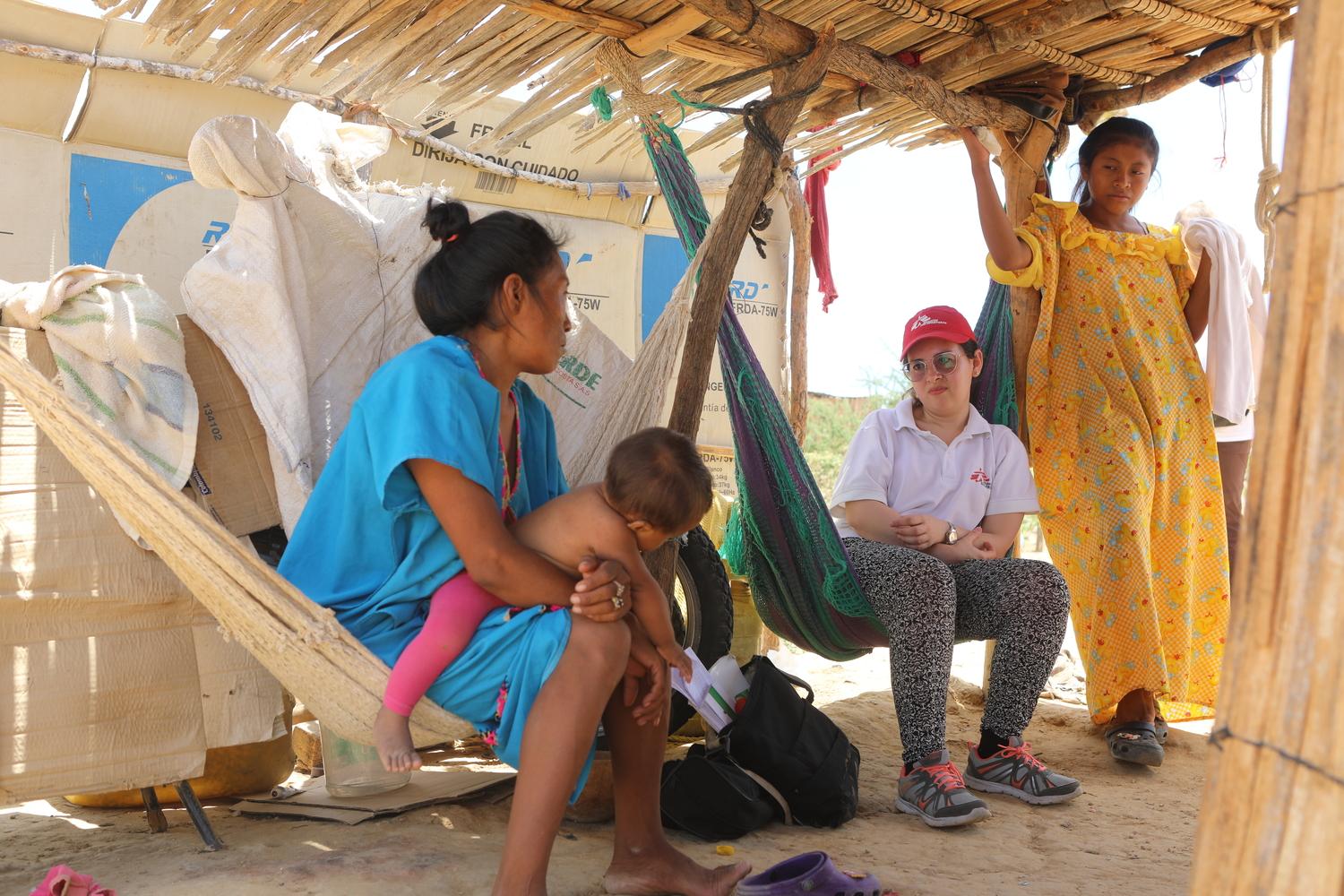  Des migrants vénézuéliens et indigènes Wayúu dans un camp à Uribia, dans le département de la Guajira, où MSF gère une clinique mobile. Colombie. Août 2019. 