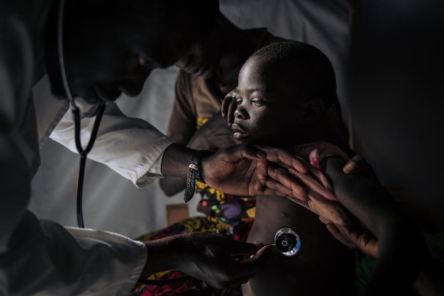 Une enfant de cinq ans est soignée à l&#039;unité de traitement de la rougeole gérée par MSF à l&#039;hôpital de Biringi dans la province de l&#039;Ituri. République démocratique du Congo. Novembre 2019. 
