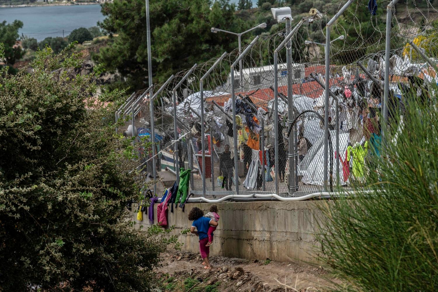 À Samos, le camp de Vathy, construit pour 650 personnes, en abrite plus de 7 300, dont plus de 2 500 enfants. Grèce. Novembre 2019.  