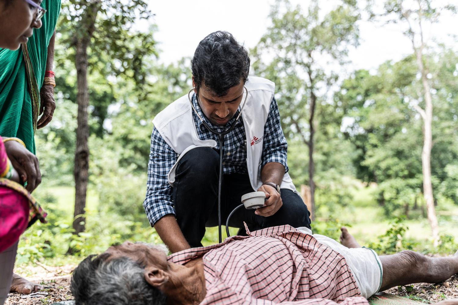 Dans le sud du Chhattisgarh, où MSF déploie des cliniques mobiles, un docteur examine un patient arrivé dans un état critique. Inde. Octobre 2019. 