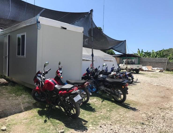 Hôpital de fortune où Debra a travaillé à Port au Piment, Haïti. Octobre 2021 