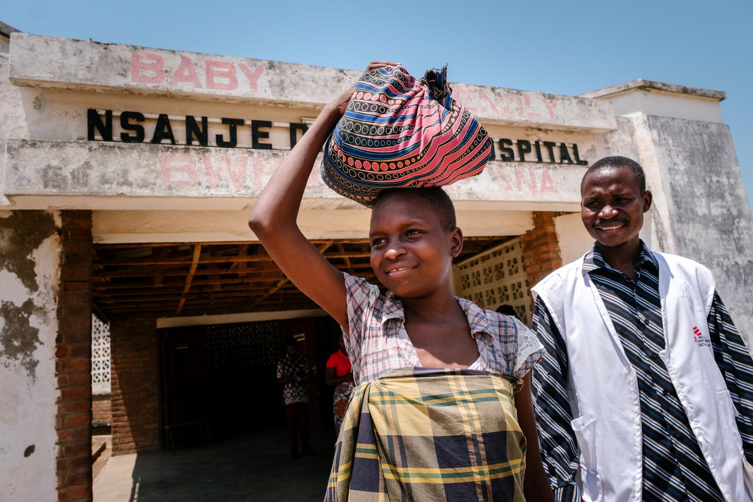 Une patiente, chez qui une infection au VIH à un stade avancé avait été diagnostiquée, peut quitter l&#039;hôpital du district de Nsanje. Malawi. Octobre 2019. 