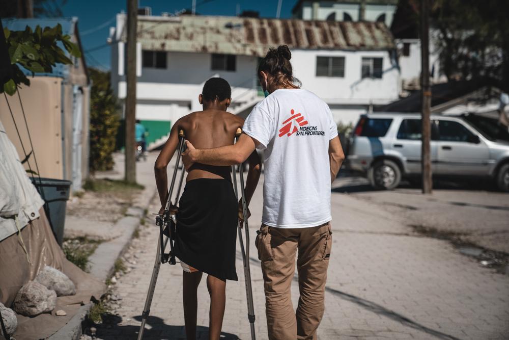 At Immaculate Conception Hospital in Les Cayes, MSF staff are providing physiotherapy to patients injured in the earthquake, helping them regain strength and mobility. 