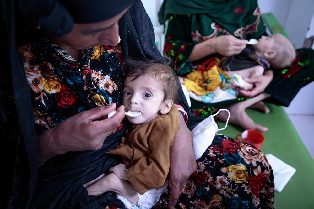 Des mères nourrissant leur enfant dans les chambres du centre d'alimentation thérapeutique pour patients hospitalisés de MSF à l'hôpital régional de Herat. Le centre est surpeuplé : il y a actuellement 84 patients pour 60 lits, les mères partagent parfois un lit pour 2 enfants. 