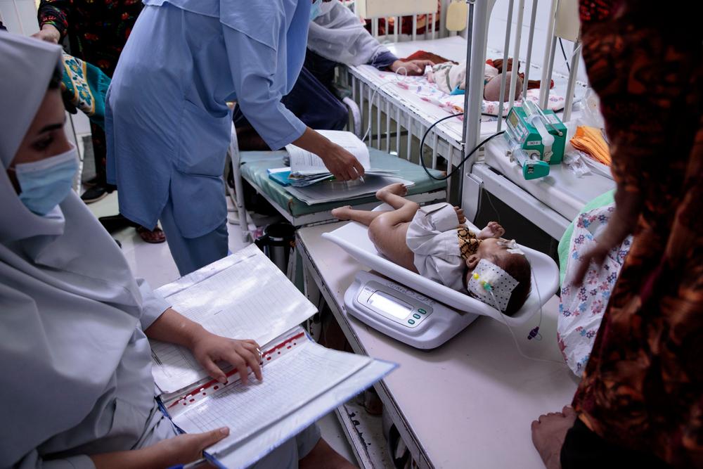 Le centre d&#039;alimentation thérapeutique pour patients hospitalisés (ITFC) de MSF à l&#039;hôpital régional de Herat. Les infirmières rendent visite aux enfants, dans les salles occupées de l&#039;établissement. 