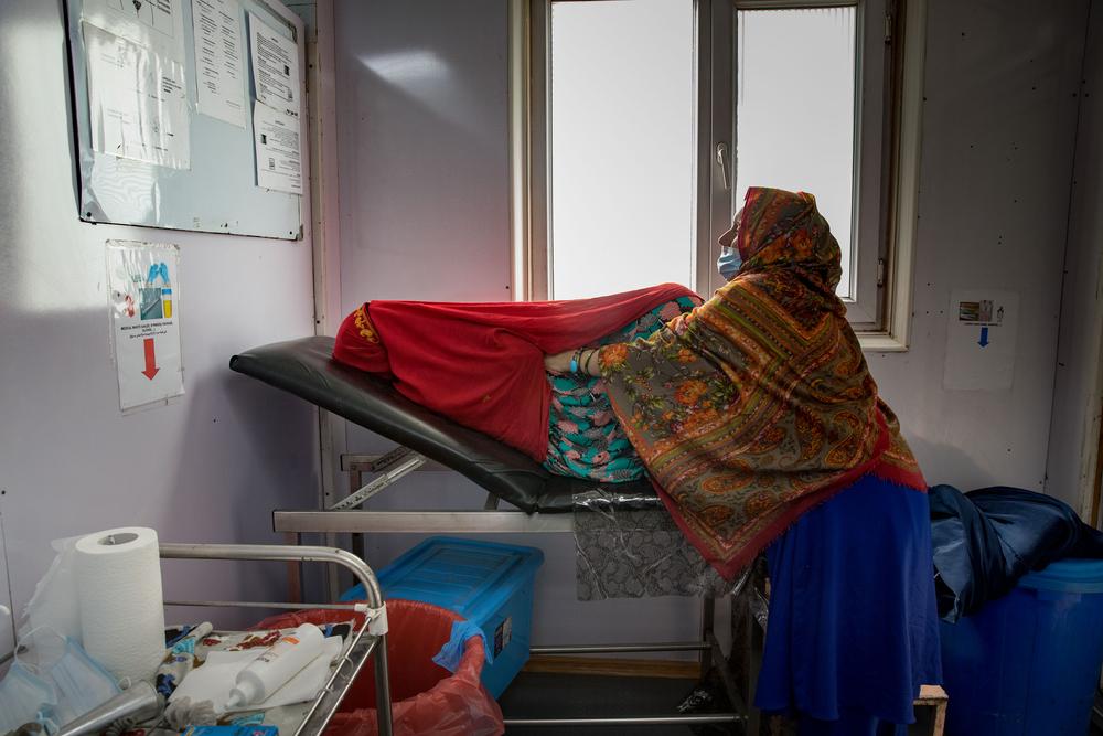 Une sage-femme MSF s&#039;occupe d&#039;une femme enceinte dans le service d&#039;hospitalisation de la maternité MSF de Khost 