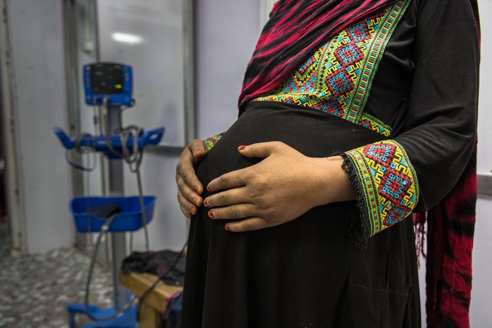 Une femme enceinte dans le service des patients hospitalisés de la maternité MSF de Khost. Octobre 2021 