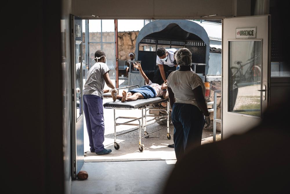 Une victime d'un accident de la route arrive à l'hôpital MSF de Tabarre, à Port-au-Prince. 