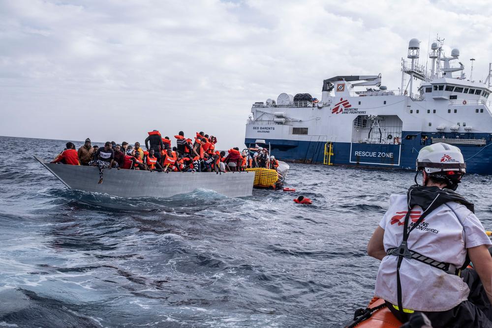 Sauvetage 3 - Rotation 5. Le 16 novembre 2021, 99 survivants ont été secourus par le Geo Barents à environ 30 miles des côtes libyennes. Au fond du bateau en bois surpeuplé, 10 personnes sont retrouvées mortes. 