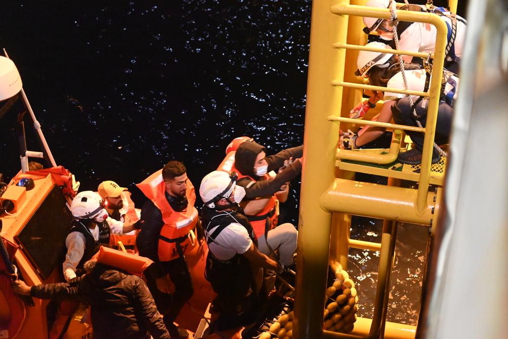 Sauvetage 1 - Rotation 5. Le 16 novembre 2021, 99 survivants ont été secourus par le Geo Barents à environ 30 miles des côtes libyennes. Au fond du bateau en bois surpeuplé, 10 personnes sont retrouvées mortes. 