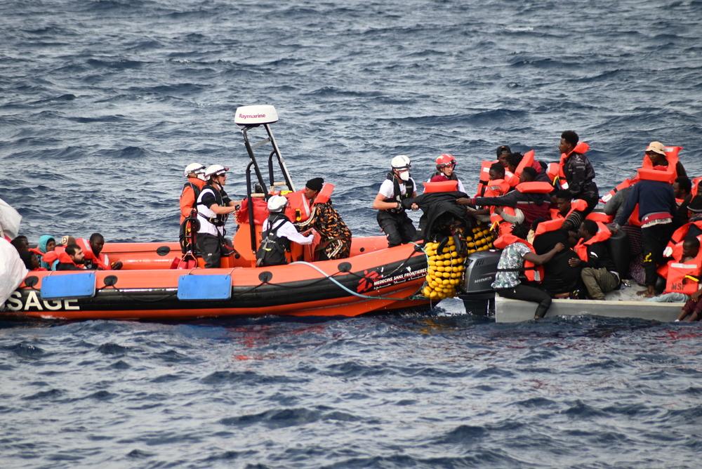 Sauvetage 3 - Rotation 5. Le 16 novembre 2021, 99 survivants ont été secourus par le Geo Barents à environ 30 miles des côtes libyennes. Au fond du bateau en bois surpeuplé, 10 personnes sont retrouvées mortes. 
