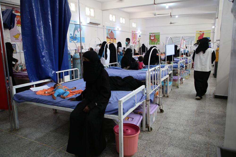 Vue du centre de nutrition thérapeutique pour patients hospitalisés soutenu par MSF à l&#039;hôpital Abs de Hajjah, au Yémen. L&#039;établissement a une capacité effective de 50 lits. 