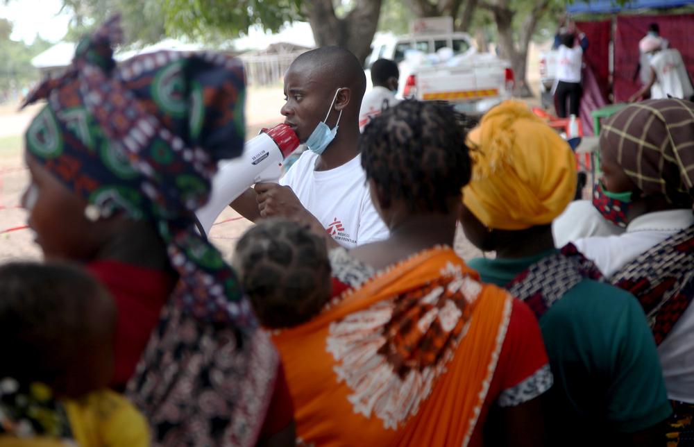 Le promoteur de santé Juma donne des instructions aux personnes rassemblées dans une clinique mobile MSF dans le village de Nanili, dans la province de Cabo Delgado, au nord du Mozambique.  