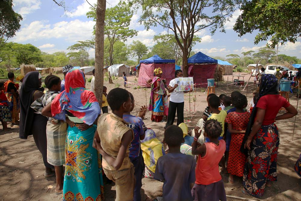 La promotrice de santé Inmaculada offre des conseils de santé aux personnes rassemblées dans une clinique mobile MSF dans le village de Nasitenge, dans la province de Cabo Delgado, au nord du Mozambique. 