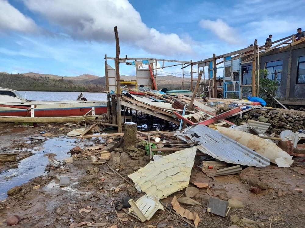 Brgy. New Nazareth, Basilisa, Îles Dinagat : De nombreux villages le long des zones côtières ont été touchés par le typhon, laissant des bâtiments et des bateaux endommagés, et beaucoup n'ont pas de toit sur la tête. 