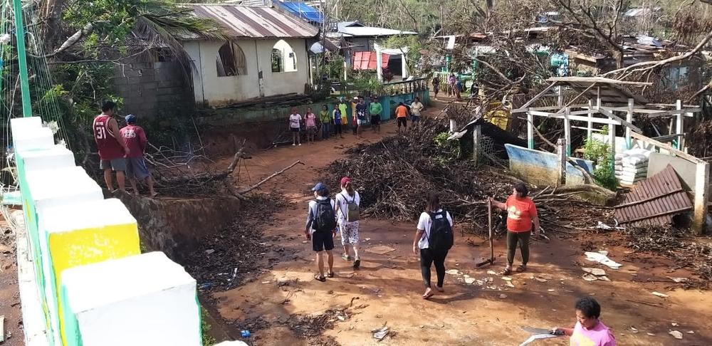 Brgy. Navarro, Tubajon, Îles Dinagat : Le personnel de MSF se coordonne avec les responsables locaux et les agents de santé pour évaluer les dégâts et la situation sanitaire. 