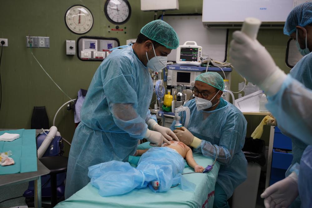 Une équipe chirurgicale soutenue par MSF à l'unité des grands brûlés d'Al-Shifa, dans la ville de Gaza, change le pansement d'un patient sous anesthésie. 
