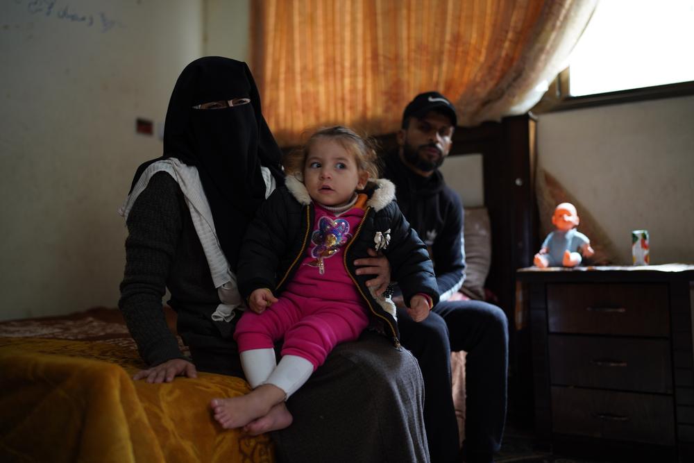 La petite Sham, deux ans, est assise avec ses parents dans une chambre louée dans le camp de réfugiés de Khan Younis, au sud de Gaza. 