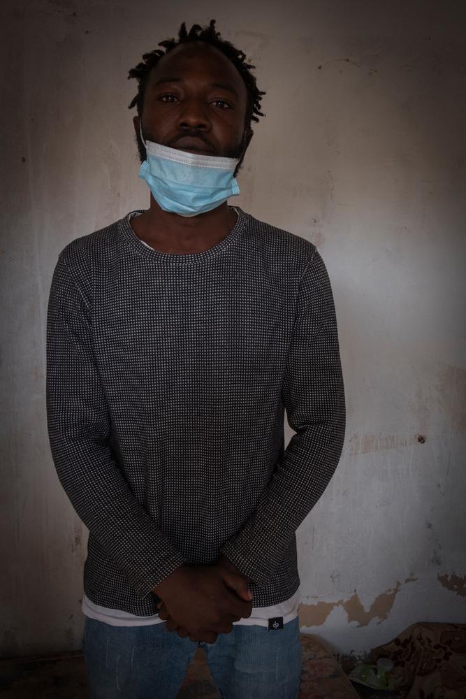 Portrait de Mustafa*, un réfugié soudanais vivant à Gargaresh, en Libye. Août 2021. 
