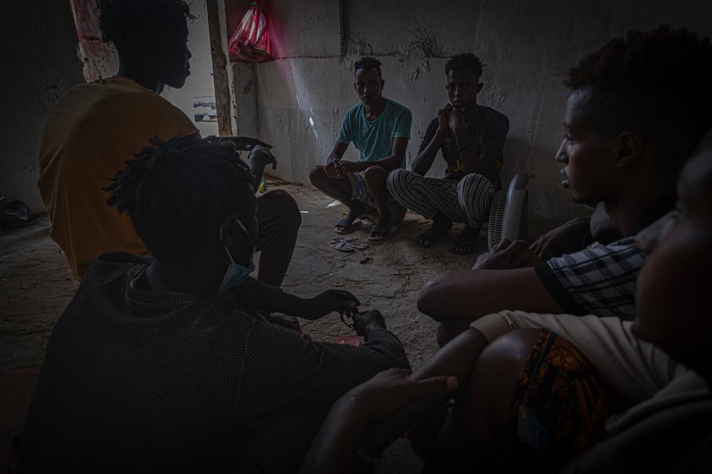 Un groupe de migrants et de réfugiés rassemblés dans un logement partagé à Gargaresh, en Libye. Août 2021. 