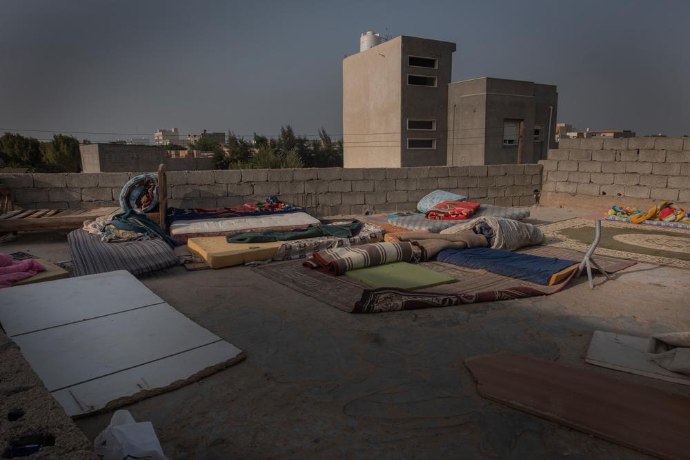 Matelas étendus sur le sol dans un logement partagé à Saraj, en Libye, où un groupe de migrants et de réfugiés vivent ensemble. Août 2021. 