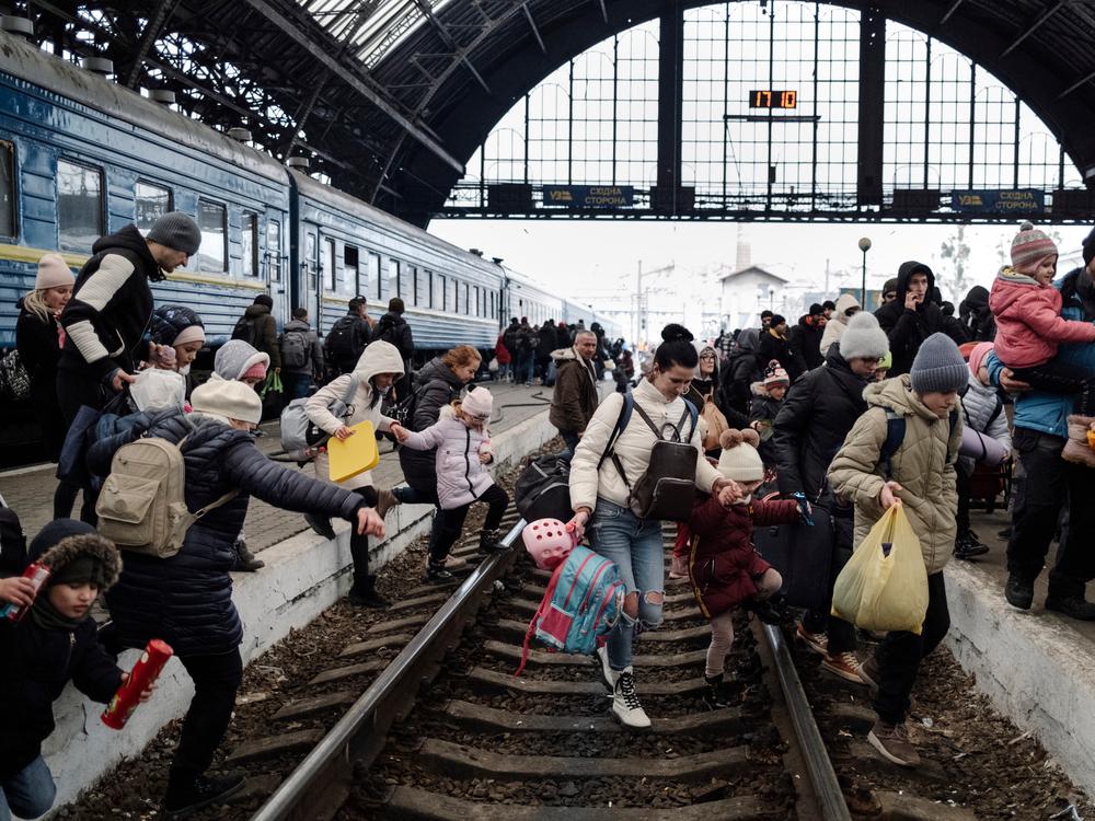 27 février 2022. Des centaines de personnes tentant de fuir le conflit en cours en Ukraine attendent un train pour la Pologne à la gare centrale de Lviv. 