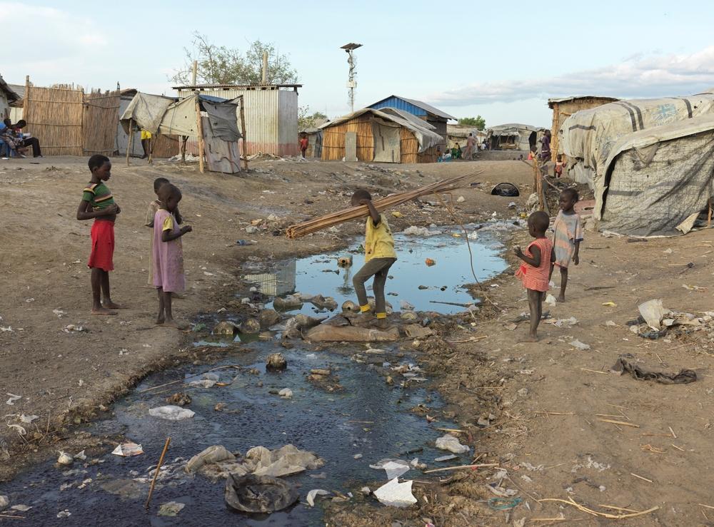 Les enfants du camp de personnes déplacées de Bentiu jouent dans les mêmes zones où les égouts fuient des toilettes mal entretenues, ce qui les rend vulnérables aux maladies d&#039;origine hydrique, telles que l&#039;hépatite E. 