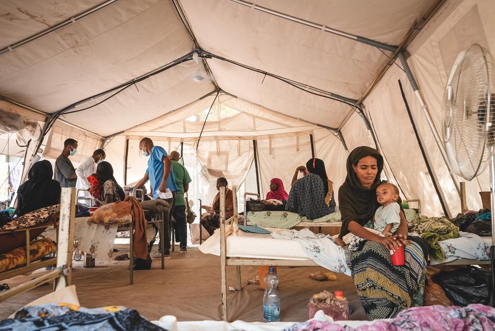 Deux tentes érigées par le Ministère de la Santé et MSF, soulagent momentanément l'afflux de patients dans le seul hôpital de référence de la région.  