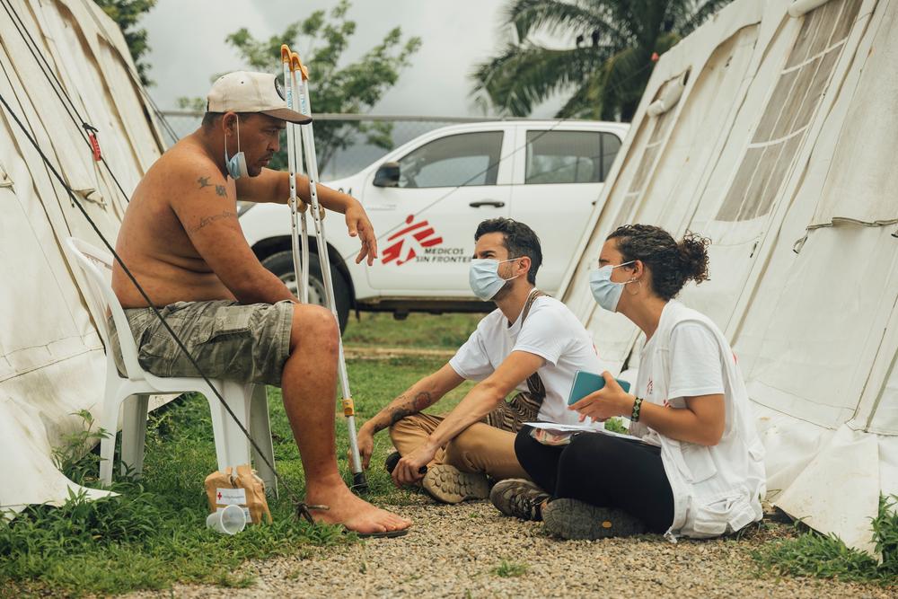 A Venezuelan migrant with disabilities in the company of the MSF mental health team. 