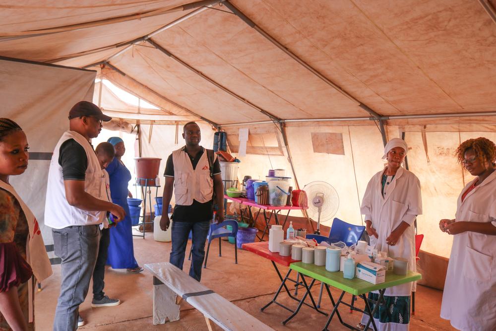 Les équipes MSF sont présentes sur ce site de clinique mobile à Kaya (région Centre-Nord du Burkina Faso) où de nombreux déplacés internes et populations hôtes viennent chercher des soins. 