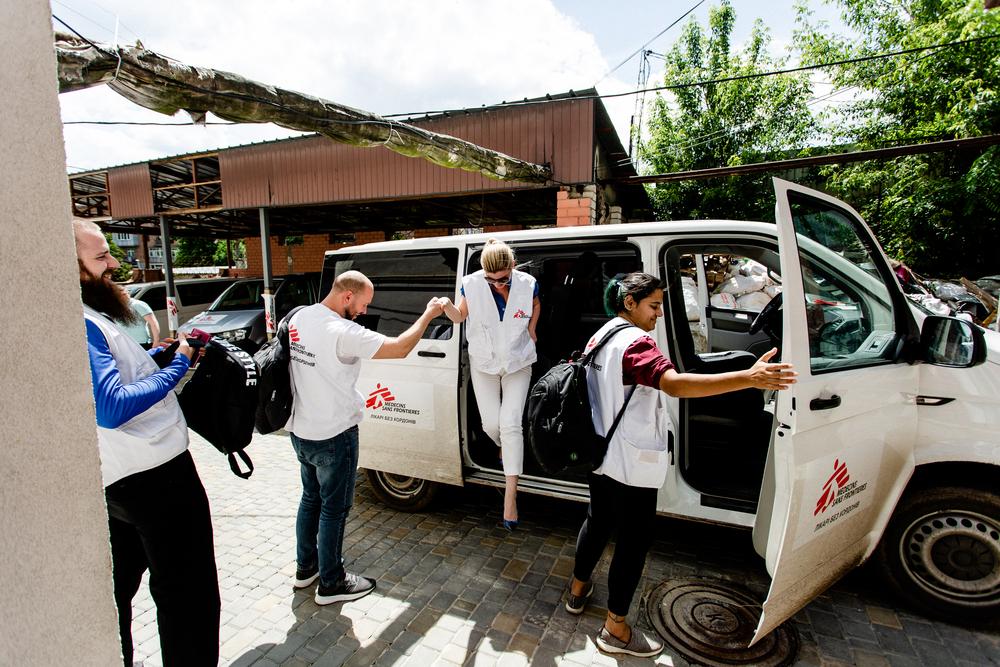 Ukraine : le personnel MSF retourne au bureau après une clinique mobile à Kharkiv. 