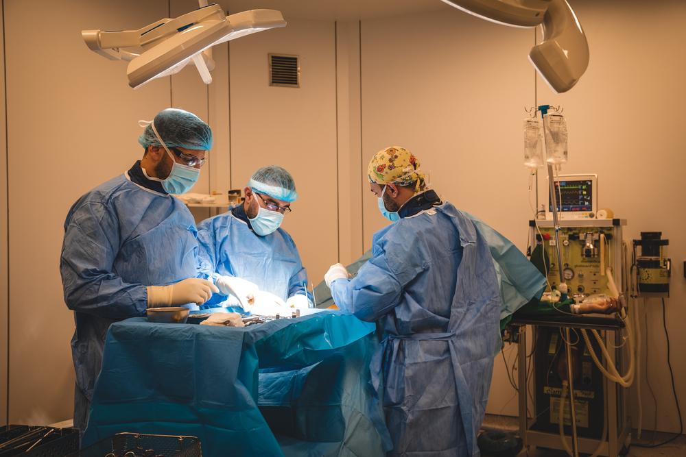 Salle d&#039;opération de l&#039;hôpital Al-Wahda géré par MSF, à Mossoul Est. Une équipe chirurgicale de MSF effectue une opération de mise en place d&#039;une fixation externe pour un patient afin de stabiliser une fracture de sa jambe. 