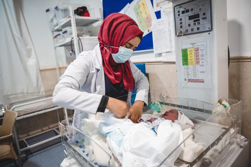 Une infirmière MSF s&#039;occupe d&#039;un nouveau-né dans la maternité de l&#039;hôpital de Naplouse, géré par MSF, à l&#039;ouest de Mossoul. 