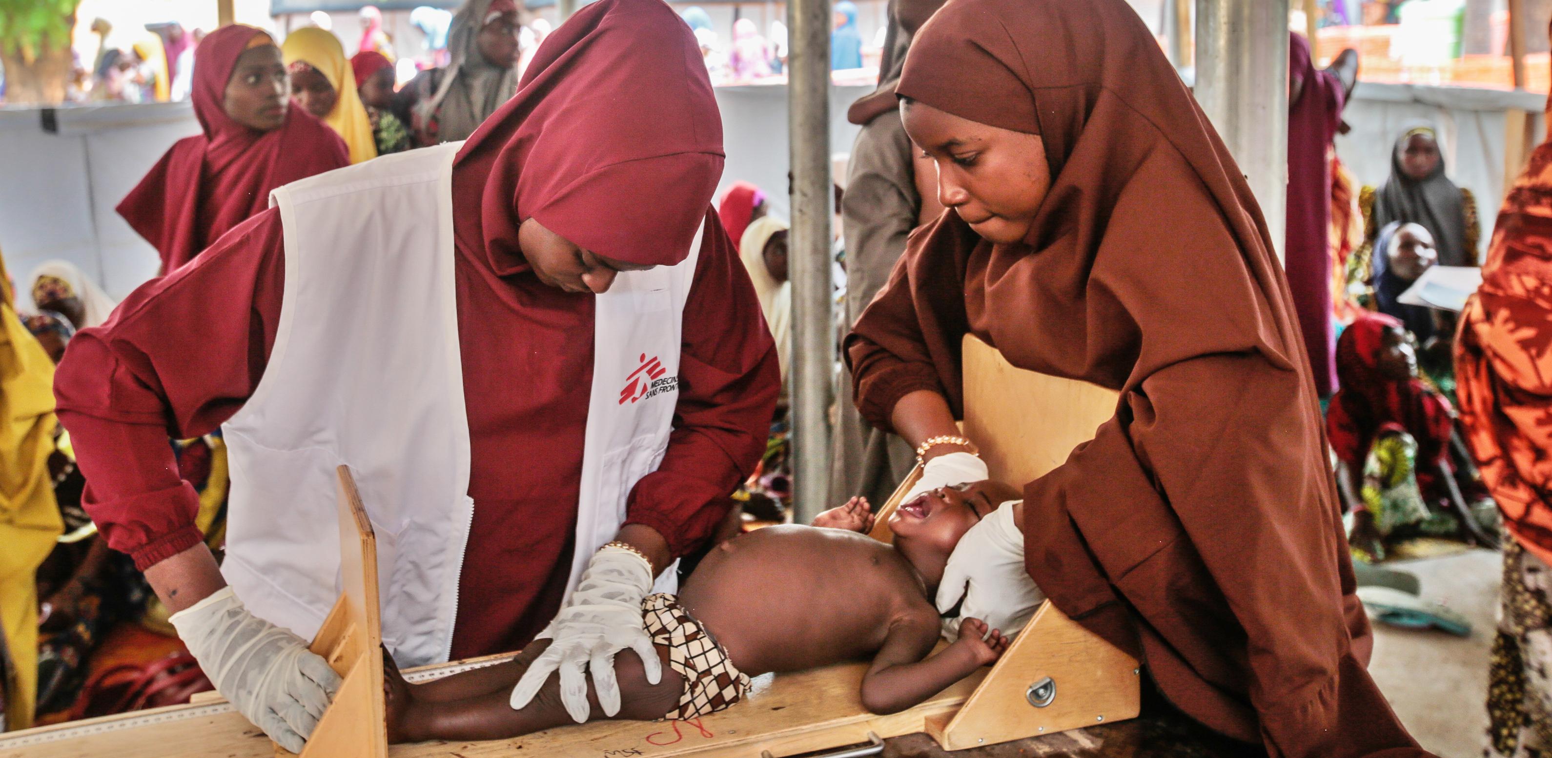 Un enfant est examiné par une membre du personnel MSF, Etat de Katsina, Nigeria, juin 2022. 
