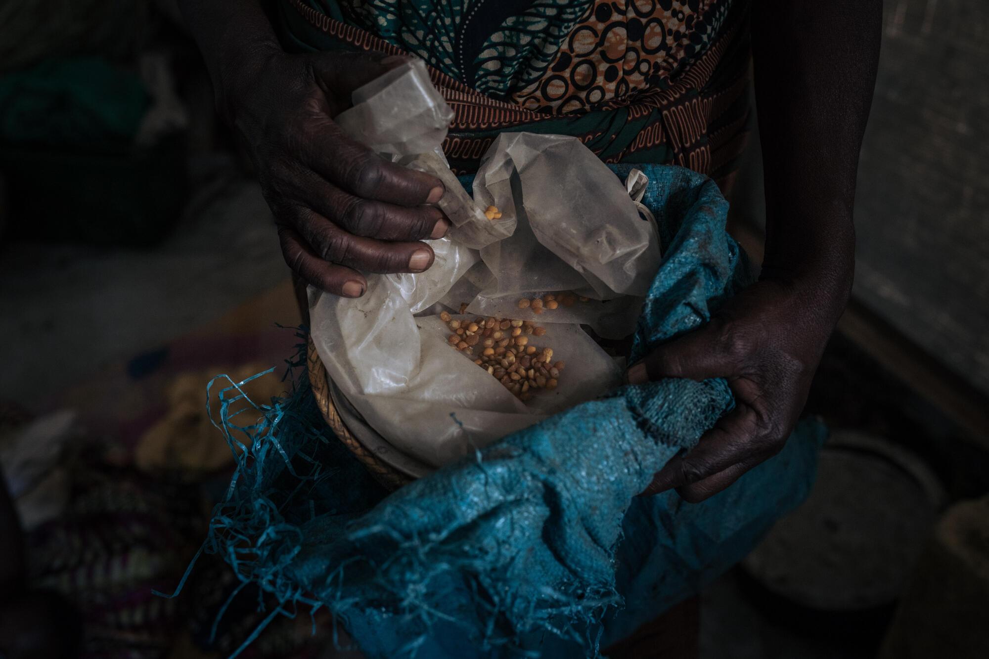 Agrippine, une veuve déplacée de 53 ans, détient le dernier maïs restant pour nourrir sa famille. 