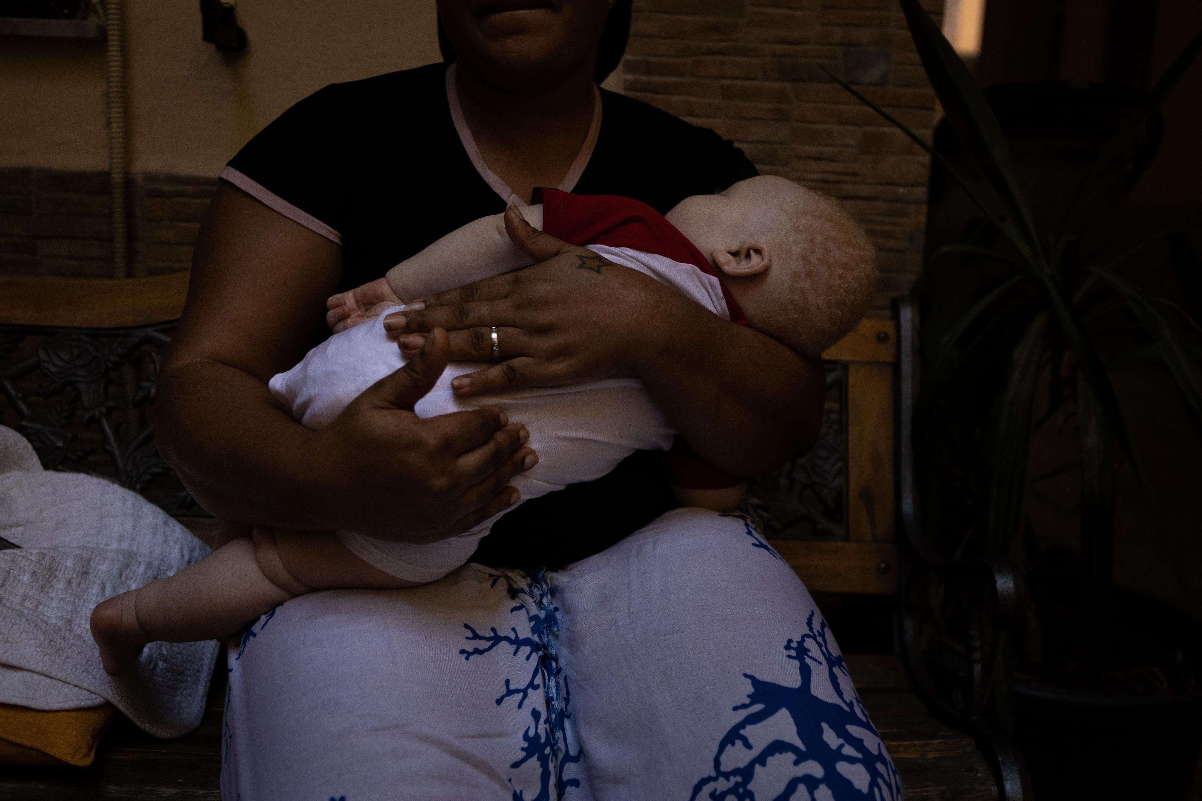 Marie* avec son bébé de 8 mois. Ils sont arrivés à Palerme depuis la Libye par le couloir humanitaire.