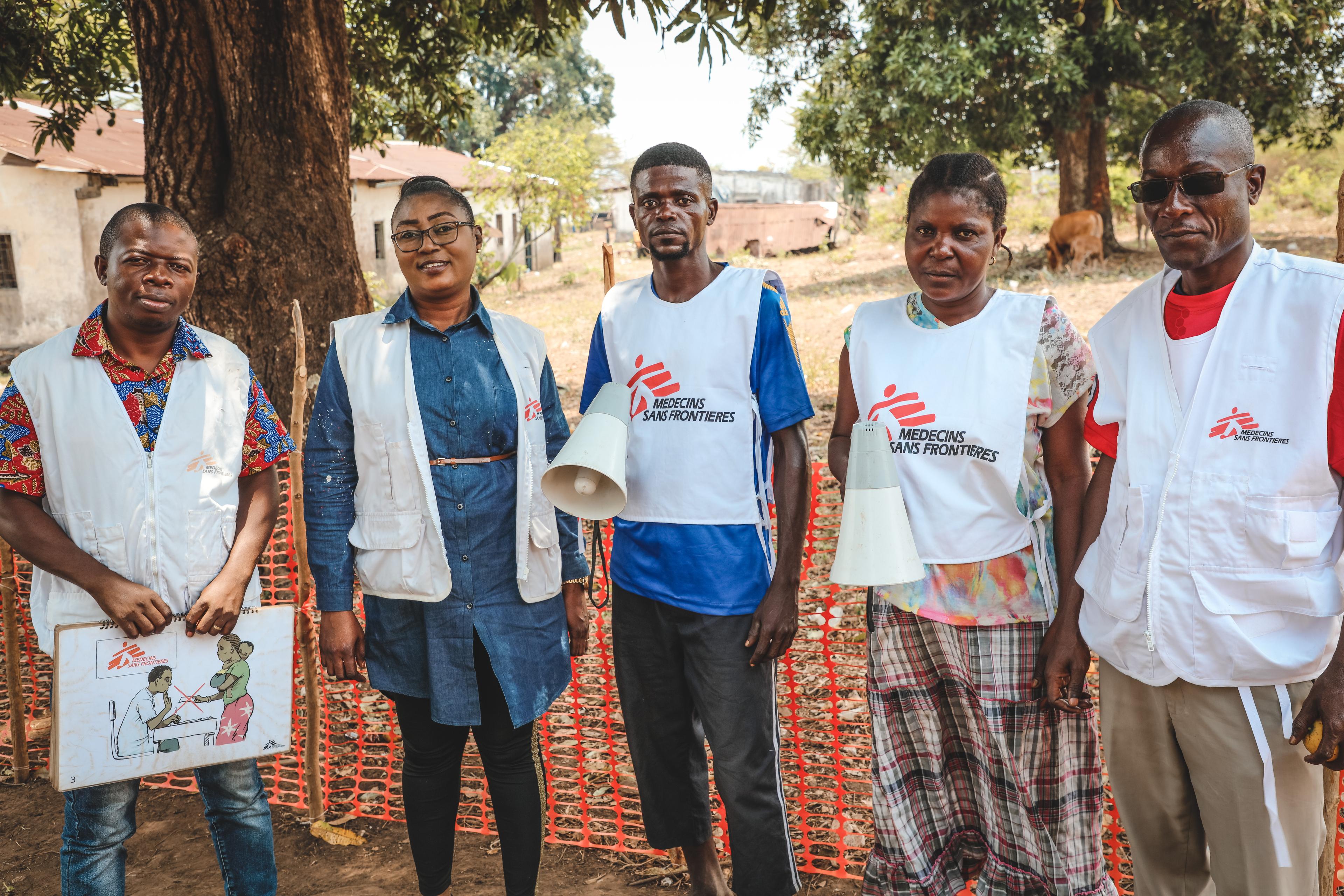 16/09/2022 - Des promoteurs de santé MSF posent avec des relais communautaires après une séance d&#039;information publique sur le site de déplacés de Socoa. 
