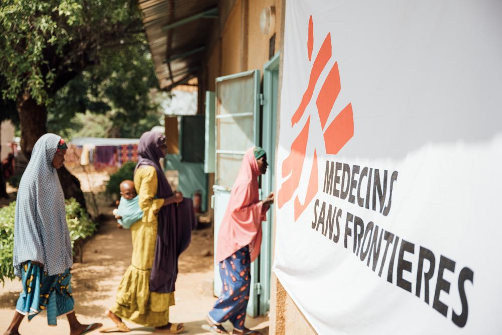 Patients et des parents de patients entrant dans l'un des services MSF de l'hôpital de district de Magaria, qui est soutenu par MSF en pédiatrie et en malnutrition. Septembre 2022 