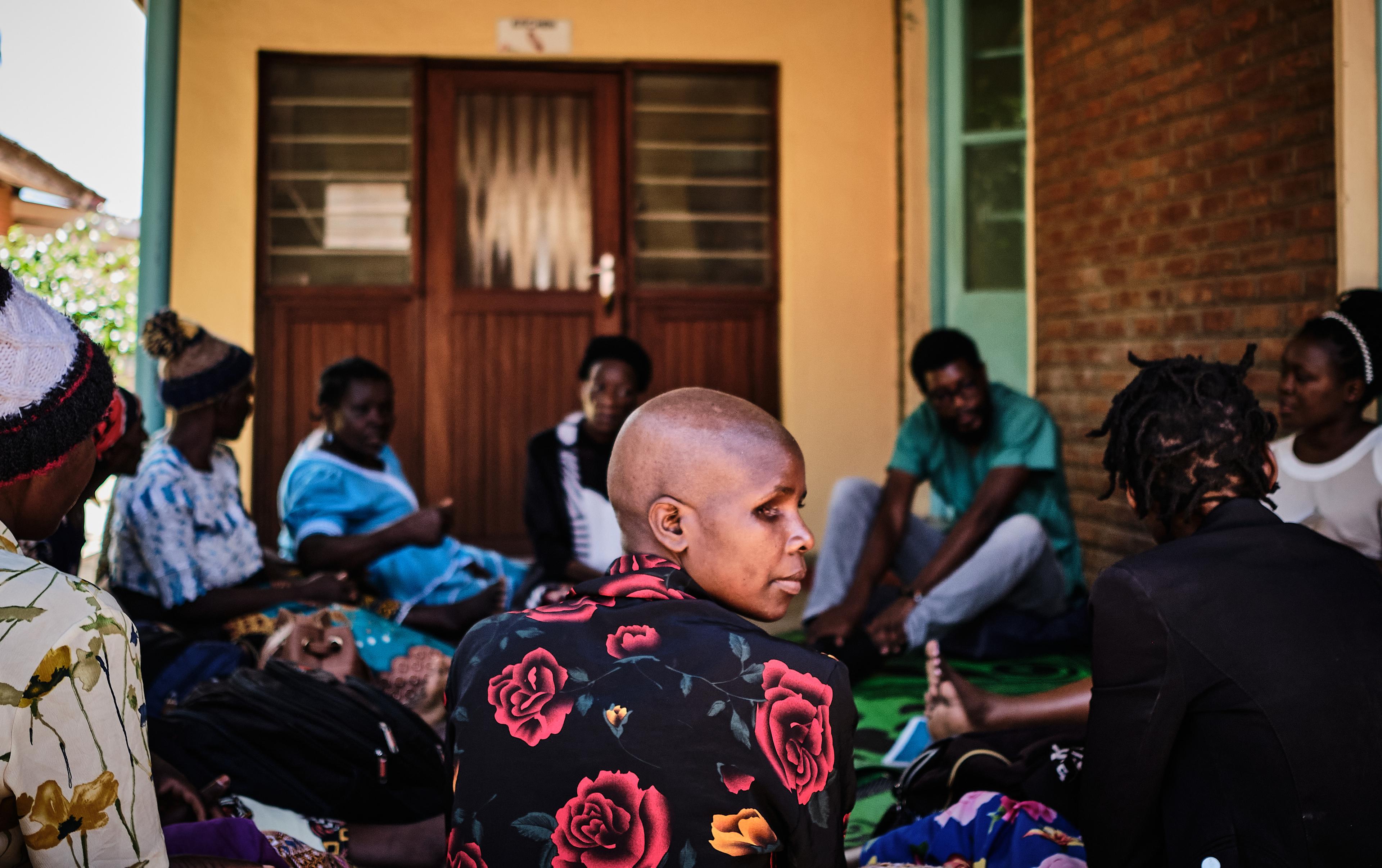 Une femme participe à des séances de soutien de groupe pour les patientes atteintes d&#039;un cancer du col de l&#039;utérus, mises en place par MSF à l&#039;hôpital central Queen&#039;s Elizabeth au Malawi. 