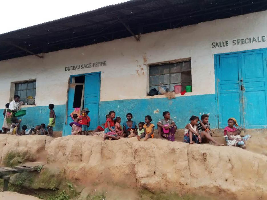 Des personnes attendent des consultations médicales au centre de santé d&#039;Ifanirea. Ifanirea, Madagascar, 25 janvier 2023 