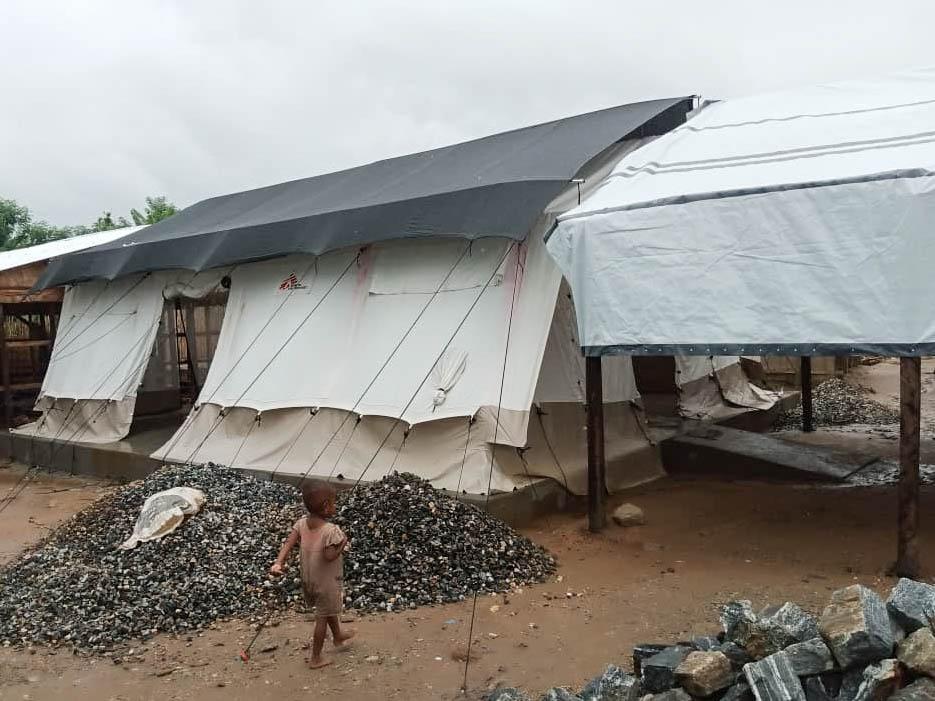 Vue d&#039;une tente installée par MSF dans le centre de santé d&#039;Ifanirea pour organiser des consultations. Ifanirea, Madagascar, 25 janvier 2023 