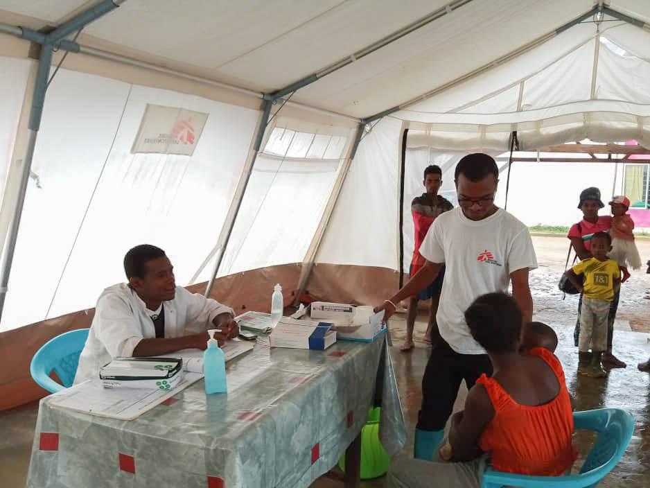 Une consultation médicale réalisée en commun par un médecin malgache et MSF au centre de santé d&#039;Ifanirea. Ifanirea, Madagascar, 25 janvier 2023 