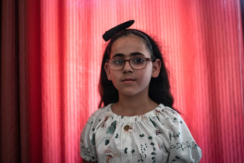 La fille de Yasser Abu Markhiyeh se tient dans sa chambre à Hébron le 2 mai 2023. 