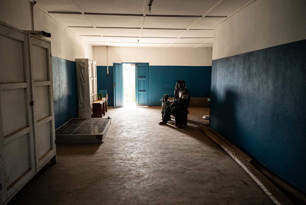 Le centre de santé de Blukwa'Mbi est vide. La population n'y vient qu'en cas d'extrême urgence en raison de l'insécurité persistante dans la zone de santé de Drodro, province de l'Ituri, RDC. 